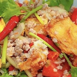 ข้าวยำไข่ดาวไก่สับ
