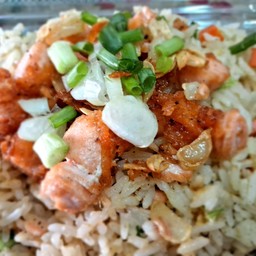 ข้าวผัดปลาแซลมอน
