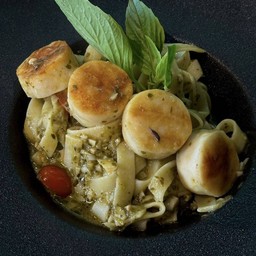 เฟตตูชินี่ซอสเพสโต้หอยเชลล์