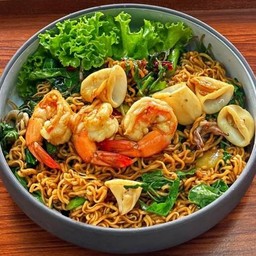 ผัดกระเพรามาม่าทะเล(ร้านได้จากไลน์แมน70฿)