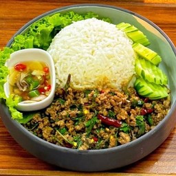 ข้าวกระเพราเนื้อสับผัดพริกแห้ง (ร้านได้จากไลน์แมน50฿)