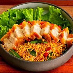 ผัดฉ่ามาม่าหมูกรอบ