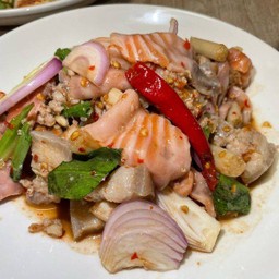 ยำแซลมอนบราวน์รวมมิตร