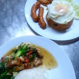 ข้าวคะน้าหมูกรอบ ข้าวผัดอเมริกัน (ฟรี1)