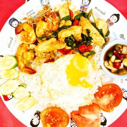ข้าวผัดกะเพรากุ้ง+ไก่ พร้อมไข่ดาวหรือไข่เจียว