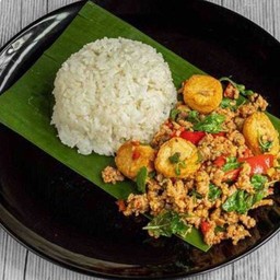 กระเพราหมูสับใส่เต้าหู้ไข่