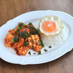 ข้าวผัดกะเพราปลาหมึกกรอบ