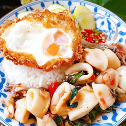 กระเพราโครจหมึกพริกแห้งโบราณ