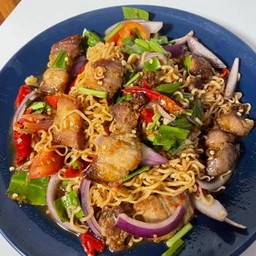 ยำมาม่าหมูสามชั้นทอด