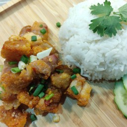 หมูกรอบคั่วพริกเกลือราดข้าว