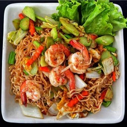 ผัดมาม่าใส่ผัก+กุ้ง