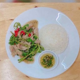 ข้าวกระเฉดผัดหมูนุ่ม