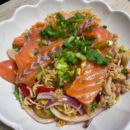 ยำมาม่าแซลมอนบราวน์