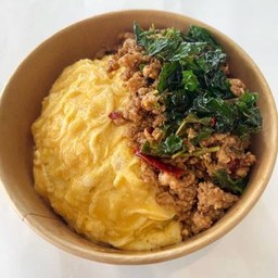 ข้าวไข่ข้นราดกระเพราหมูสับ