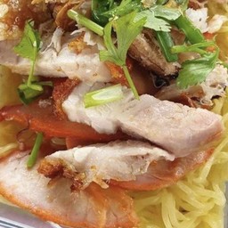 บะหมี่เกี๊ยวน้ำหมูแดงหมูกรอบ