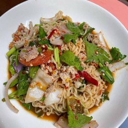 ยำมาม่าหมูสับ