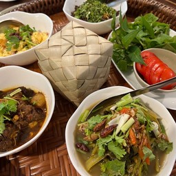 ขันโตกเมืองเหนือ (ลาบคั่วพร้อมผักสด ไข่คั่วแหนมโฮมเมด จอผักกาด ฮังเล และข้าวเหนียว)