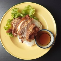 ข้าวไก่กรอบทอดน้ำปลา