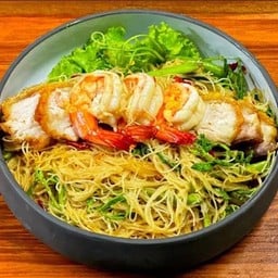 ผัดหมี่กระเฉดหมูกรอบ+กุ้ง