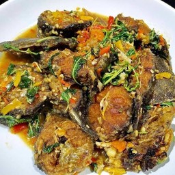 กระเพราปลาดุกทอดกรอบ(กับข้าว)