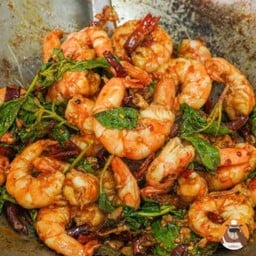ผัดกะเพรา กุ้ง