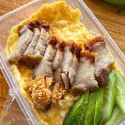 ข้าวไข่ข้นหมูกรอบ