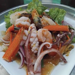 ยำรวมมิตรทะเลมีปูม้า