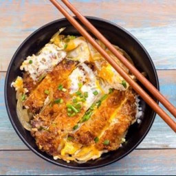 ข้าวหน้าไก่ทอดทงคัตสึด้ง