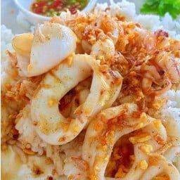 ข้าวราดปลาหมึกทอดกระเทียม