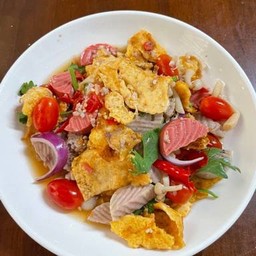 ยำไข่เจียว ( ใส่หมูยอและไส้กรอก )