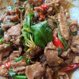 กะเพราเนื้อชิ้นเป็นกับ