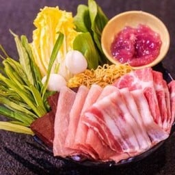 จานกลาง เซ็ตหมู รวมซุป 中份猪肉套餐包括汤底