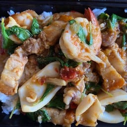 กระเพรารวม หมูกรอบ หมึก กุ้ง