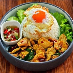 ข้าวผัดกระเพราพริกแห้งเนื้อไก่(ไม่มีไข่ดาว) (ร้านได้จากไลน์แมน40฿)