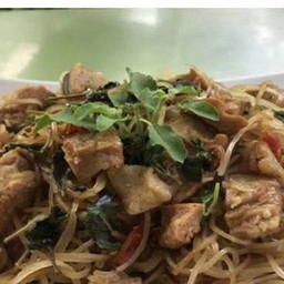 ผัดกระเพราเส้นเล็กใส่หมู