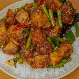 ผัดพริกแกงหมูกรอบ