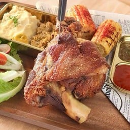 ขาหมูเยอรมันกับมันบดและเครื่องเคียง