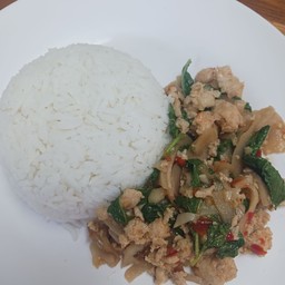 ข้าวกะเพราไก่สับหน่อไม้ดอง