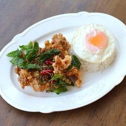ข้าวผัดกะเพราปูนิ่มทอด