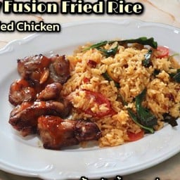 ข้าวผัดขี้เมาฟิวชั่นกับสะโพกไก่ทอด