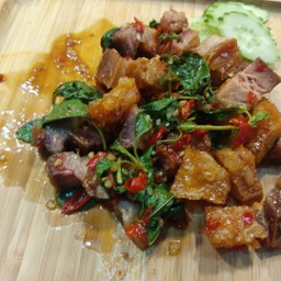 กะเพราหมูกรอบ