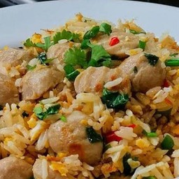 ข้าวผัดลูกชิ้น  ( หมูแชมป์ )