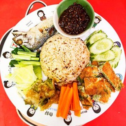 ข้าวคลุกน้ำพริกเผาปลาย่าง