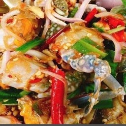 ยำปูม้ามะม่วงปลากรอบ