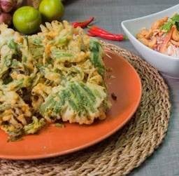 ยำผักบุ้งกรอบ