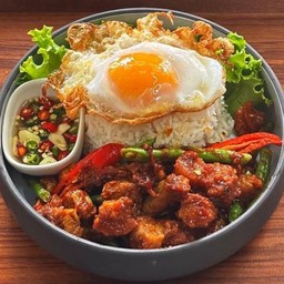 ข้าวผัดพริกแกงหมูกรอบถั่วฝักยาว(ไม่มีไข่ดาว)