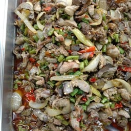 ผัดกะเพราเครื่องในไก่