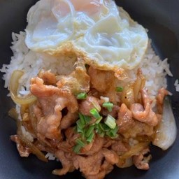 ข้าวหน้าหมูนุ่มผัดซอสญี่ปุ่น+ไข่ดาว +น้ำซุปสาหร่าย