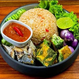 ข้าวผัดน้ำพริกกะปิ+ปลาทูทอด1ตัว+ชะอมทอด+ผักสด