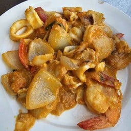 ผัดทะเลไข่เค็ม